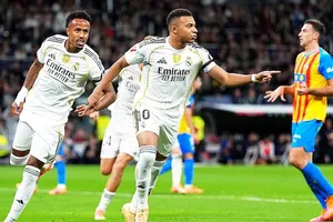 Kylian Mbappe ghi cú đúp giúp Real Madrid giành chiến thắng 4-0 trước Valencia.