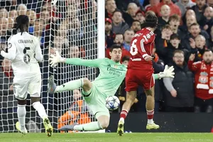 Thibaut Courtois hóa giải nỗ lực Dominik Szoboszlai trong tổng cộng 8 pha cứu thua tại Anfield.