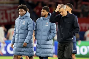 HLV Luis Enrique chỉ trích Paris Saint-Germain đã tặng Bayern Munich các bàn thắng.