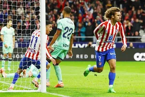 Antoine Griezmann ghi cú đúp bàn thắng giúp Atletico Madrid đánh bại Levante 3-1.