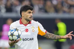 Hậu vệ Eren Elmali là cái tên gây chú ý nhất trong số 1.024 cầu thủ bị đình chỉ thi đấu trong vụ bê bối cá cược bóng đá tại Thổ Nhĩ Kỳ.