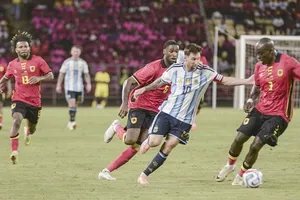 Lionel Messi kiến tạo và ghi bàn giúp Argentina đánh bại Angola 2-0 trong trận giao hữu.