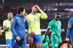 HLV Mikel Arteta lo lắng khi trung vệ Gabriel chịu một chấn thương có vẻ nghiêm trọng.