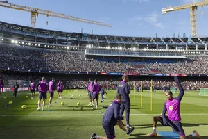 Cầu thủ Barcelona trong lần đầu trải nghiệm tại sân Camp Nou sau hơn 2 năm. Ảnh: AFP