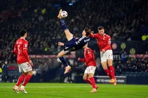 Siêu phẩm “xe đạp chổng ngược” của Scott McTominay