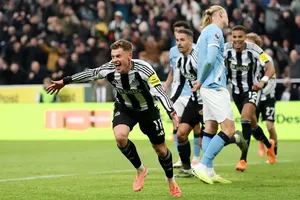 Harvey Barnes giúp Newcastle thắng 2-1 trước Man.City bằng một cú đúp tại St James' Park.