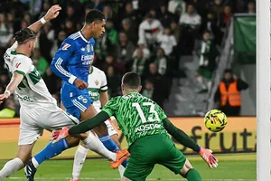 Jude Bellingham ghi bàn gỡ hòa ở 2-2 cho Real Madrid tại Elche. Ảnh: BBC