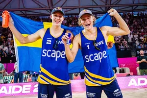 Các nhà vô địch Thế vận hội Paris 2024 David Ahman và Jonatan Hellvig giờ đây cũng là tân vô địch thế giới bóng chuyền bãi biển nam. Ảnh: FIVB