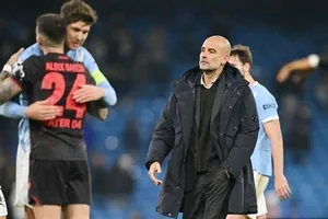HLV Pep Guardiola thực hiện 10 sự thay đổi góp phần vào thất bại bất ngờ 0-2 trước Bayer Leverkusen.