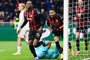 Rafael Leao ghi bàn giúp AC Milan thắng Lazio 1-0 và đưa Rossoneri vươn lên dẫn đầu Serie A.