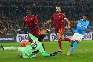 David Neres ghi bàn duy nhất giúp Napoli đánh bại AS Roma 1-0 tại Stadio Olimpico.