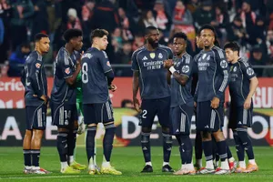 Trận hòa thứ 3 liên tiếp khiến Real Madrid mất ngôi đầu La Liga vào tay Barcelona.