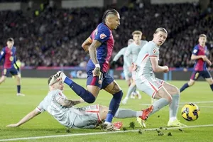 HLV Diego Simeone và Atletico Madrid rất chật vật khi ngăn cản Raphinha. 