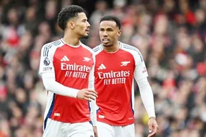 William Saliba (phải) và Gabriel là cặp trung vệ khiến HLV Mikel Arteta an tâm nhất.