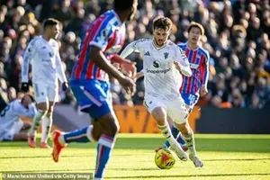 Mason Mount đi bóng trước hàng thủ Crystal Palace