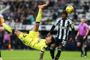 Cristian Romero ghi bàn theo kiểu xe đạp chổng ngược giúp Tottenham gỡ hòa 2-2 tại Newcastle.