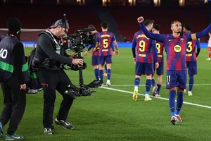 Barcelona ngược dòng đánh bại Atletico Madrid 3-1 để tạo ra 4 điểm nhiều hơn Real Madrid.