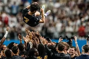 Các cầu thủ Tottenham tung hô Son trong trận đấu cuối cùng của anh cho CLB