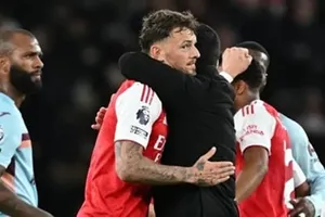 HLV Mikel Arteta lao ra sân ôm chầm Ben White sau trận thắng Brentford