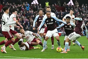 Emiliano Buendia (10) bấm bóng vào góc cao khung thành phút 95