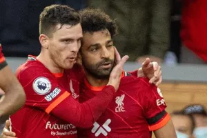 Andy Robertson và Mo Salah