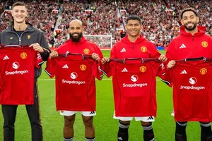 Nợ ròng của Man.United vượt qua mốc 1 tỷ USD do các khoản vay trong mùa hè để chiêu mộ cầu thủ.