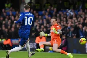 Cole Palmer sút bóng qua tay thủ thành Jordan Pickford, mở tỷ số