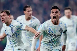 Lautaro Martinez ghi bàn giúp Inter Milan thắng 2-1 tại Genoa và vươn lên ngôi đầu.