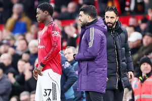 Kobbie Mainoo được cổ vũ nhiệt liệt khi vào sân thay người trong hiệp 2 trận hòa 4-4 với Bournemouth.