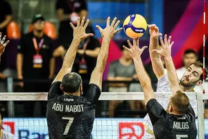 Chủ công Aaron Russell của Warta Zawiercie tấn công trước 2 tay chắn của Al-Rayyan.