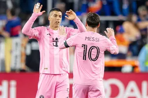 Luis Suarez tiếp tục thi đấu bên cạnh Lionel Messi tại Inter Miami thêm một mùa giải nữa.