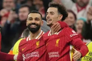 Mohamed Salah và Curtis Jones
