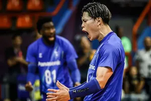 Ngôi sao đối chuyền Yuji Nishida của Osaka Bluteon.