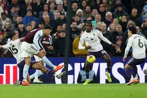 Morgan Rogers tung cú sút kỹ thuật vào góc xa.