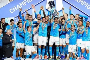 Napoli lần thứ 3 nâng cao chiếc Siêu cúp Italy với chiến thắng 2-0 trước Bologna.