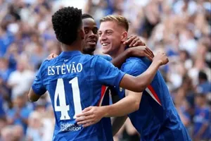 Liam Delap (phải) và Estevao trong những trận đầu mùa