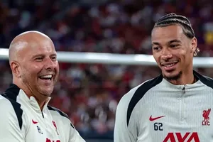 HLV Arne Slot cho biết cần một chút "thuyết phục" để Hugo Ekitike có thể đạt phong độ tốt nhất cho Liverpool