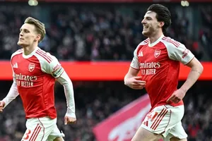 Martin Odegaard (phải) và Declan Rice ăn mừng bàn thắng.