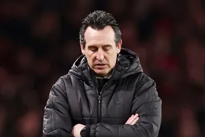 Biểu hiện của HLV Unai Emery khi chứng kiến Aston Villa thua 1-4 tại Arsenal.
