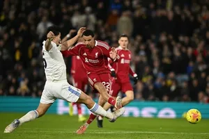 Hugo Ekitike (phải, Liverpool) ghi bàn trong trận hòa Leeds 3-3