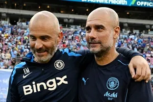 Enzo Maresca và Pep Guardiola (phải)