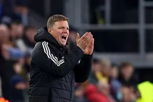 HLV Eddie Howe bực bội đáp trả những chỉ trích về chiến thuật