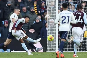 Ollie Watkins đang có phong độ cao đã đưa Villa dẫn trước ở những phút cuối cùng của hiệp một