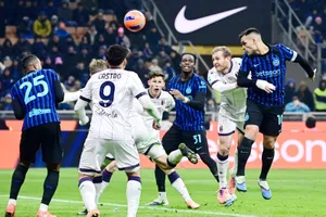 Lautaro Martinez đánh đầu ghi bàn sau khi kiến tạo bàn thắng mở tỷ số cho Inter Milan.