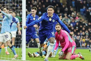 Enzo Fernandez ghi bàn ở phút 90+4 giúp Chelsea hòa 1-1 trên sân Man.City.