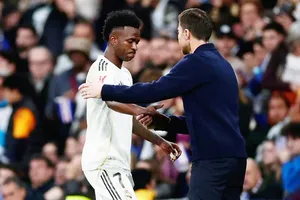 HLV Xabi Alonso bảo vệ Vinicius Junior sau khi anh bị một bộ phận khán giả la ó.