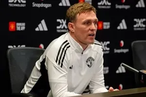 Cựu tiền vệ Quỷ đỏ Darren Fletcher làm HLV tạm quyền ở Old Trafford