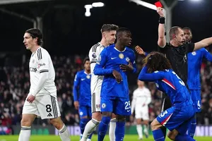 Thẻ đỏ sớm của Marc Cucurella khiến Chelsea thúc thủ 1-2 tại Fulham.