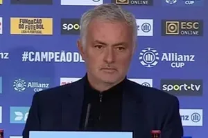 Mourinho bắt cầu thủ Benfica ngủ lại sân tập sau trận thua sốc