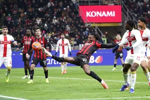 AC Milan bỏ lỡ cơ hội thu hẹp khoảng cách với ngôi đầu Serie A khi bị Genoa cầm hòa 1-1 ngay trên sân nhà.